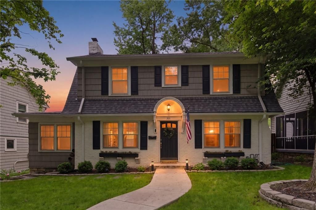 Photo of 301 E 68 Terrace, Kansas City, MO 64113 (MLS # 2619016)