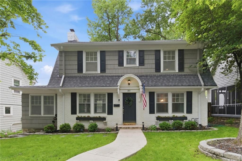 Photo of 301 E 68 Terrace, Kansas City, MO 64113 (MLS # 2619016)