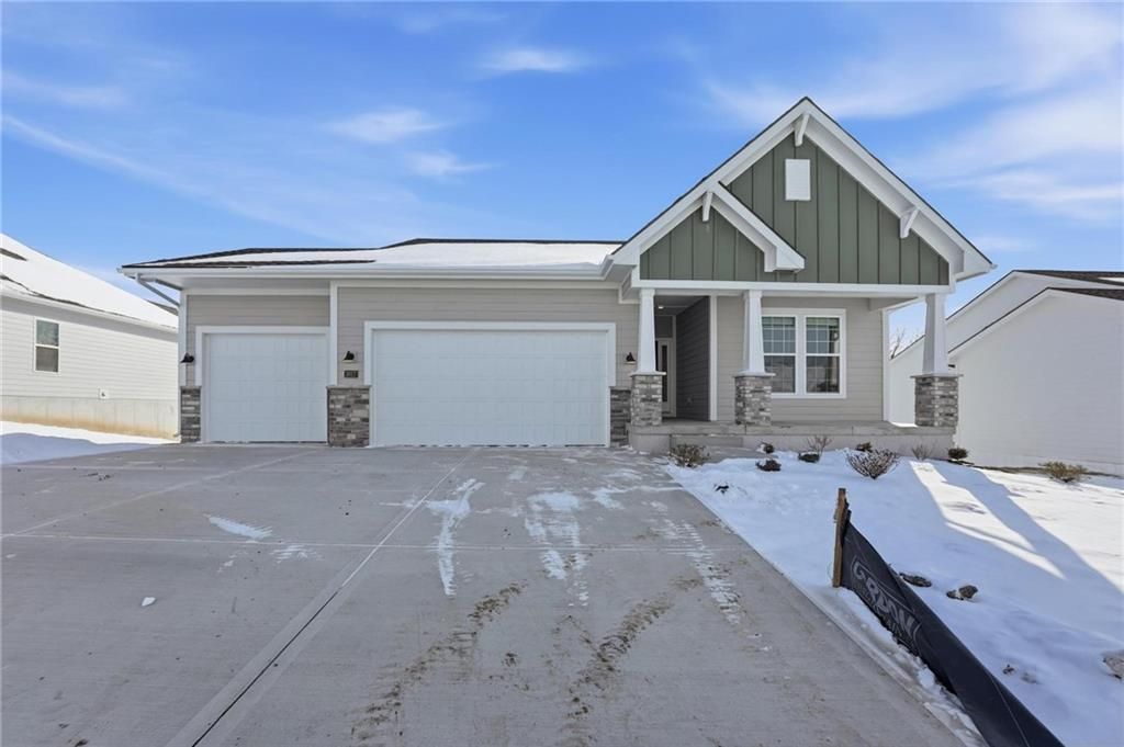 Photo of 3017 NW 95th Terrace, Kansas City, MO 64154 (MLS # 2598754)