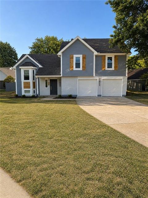 Photo of 412 Deerfield Court, Lees Summit, MO 64086 (MLS # 2627402)
