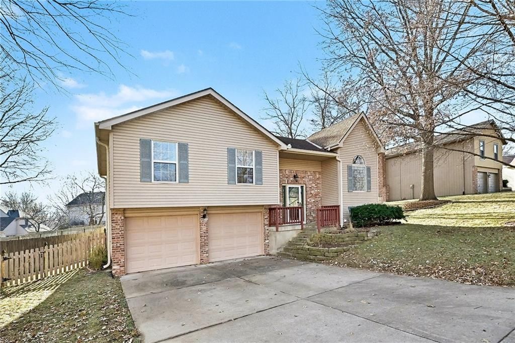 Photo of 15209 W 91st Place, Lenexa, KS 66219 (MLS # 2592397)