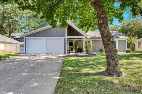 Photo of 14221 S Summertree Lane, Olathe, KS 66062 (MLS # 2645927)