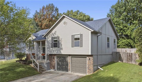 Photo of 608 SE Pendleton Drive, Lees Summit, MO 64063 (MLS # 2642743)