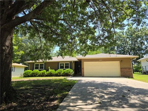 Photo of 1601 S Maple Street, Ottawa, KS 66067 (MLS # 2623871)