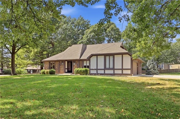12820 SAGAMORE RD, LEAWOOD, KS 66209 - Image 3f5482d480d6720f360d64efc8786350/2470196989