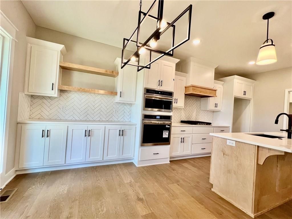 Photo of 1913 Longview Drive, Liberty, MO 64068 (MLS # 2584323)