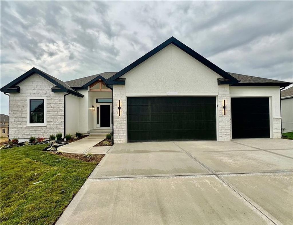 Photo of 1913 Longview Drive, Liberty, MO 64068 (MLS # 2584323)