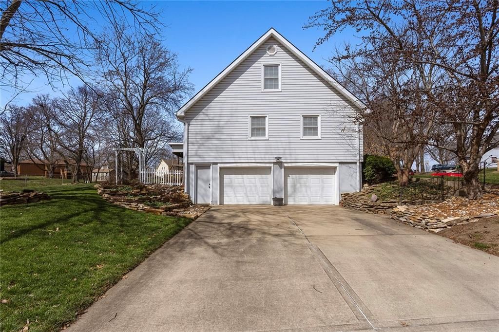 Photo of 6406 OAKVIEW Street, Shawnee, KS 66216 (MLS # 2608020)