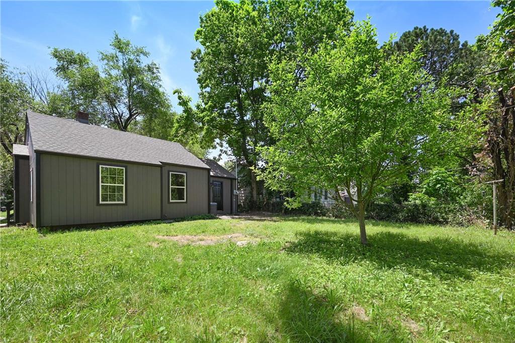 Photo 19 of 21 of 2406 Haskell Avenue house