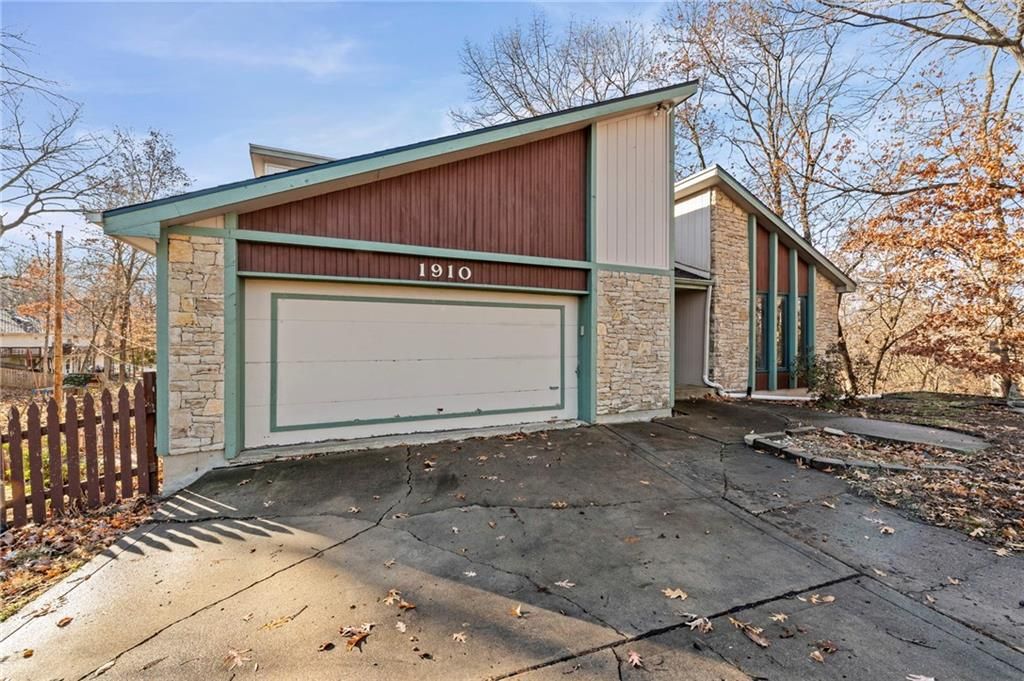 Photo of 1910 NW 45th Street, Riverside, MO 64150 (MLS # 2592202)