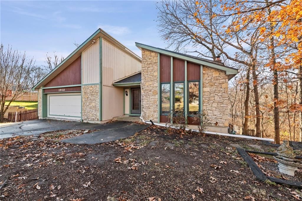 Photo of 1910 NW 45th Street, Riverside, MO 64150 (MLS # 2592202)