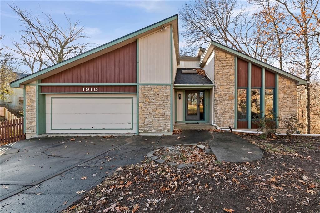 Photo of 1910 NW 45th Street, Riverside, MO 64150 (MLS # 2592202)