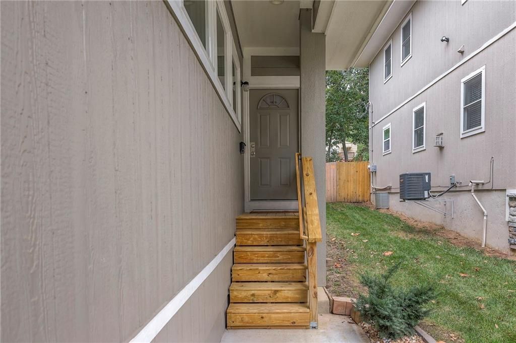 Photo of 9130 McGee Street, Kansas City, MO 64114 (MLS # 2598966)