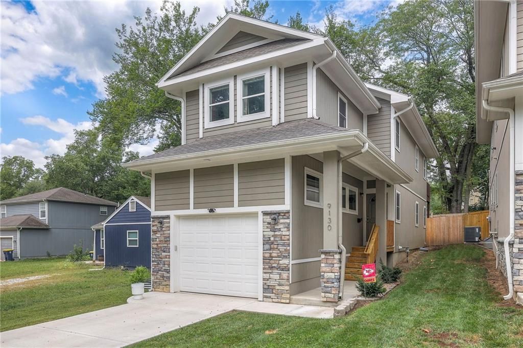 Photo of 9130 McGee Street, Kansas City, MO 64114 (MLS # 2598966)