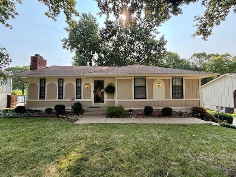 Photo of 700 SW 24th Street, Blue Springs, MO 64015 (MLS # 2637041)