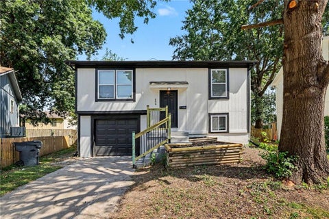 Photo of 606 E Welston Avenue, Olathe, KS 66061 (MLS # 2637586)