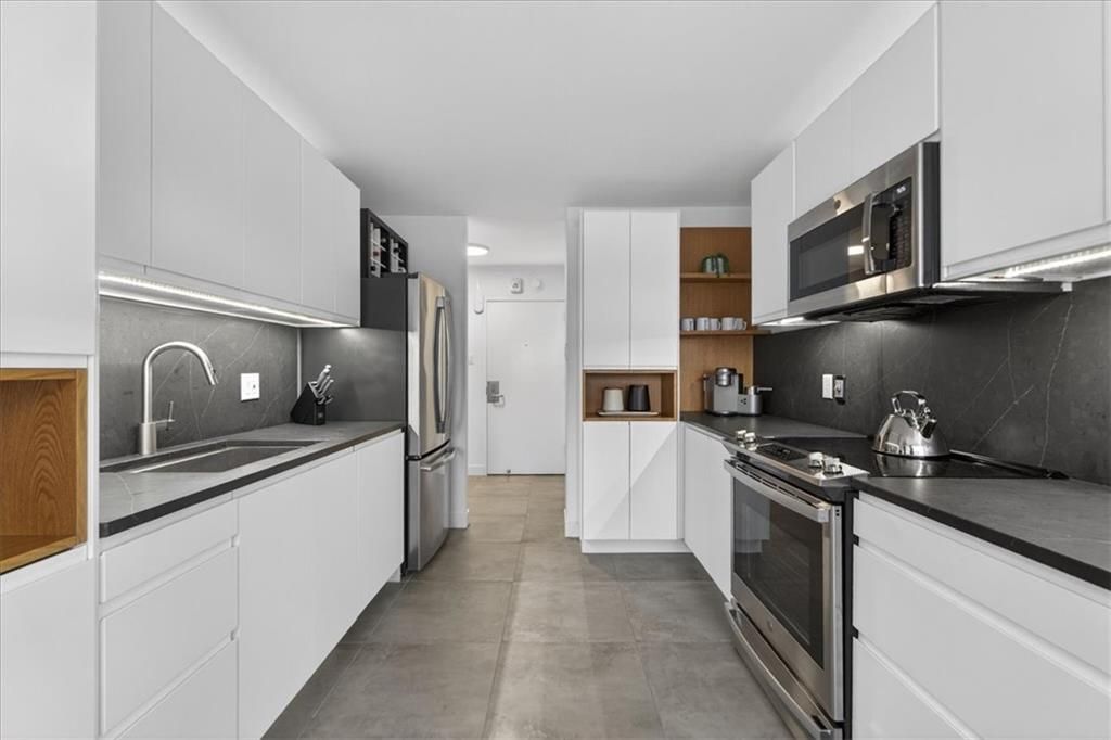 Photo of 2510 Grand Boulevard #1102, Kansas City, MO 64108 (MLS # 2598343)