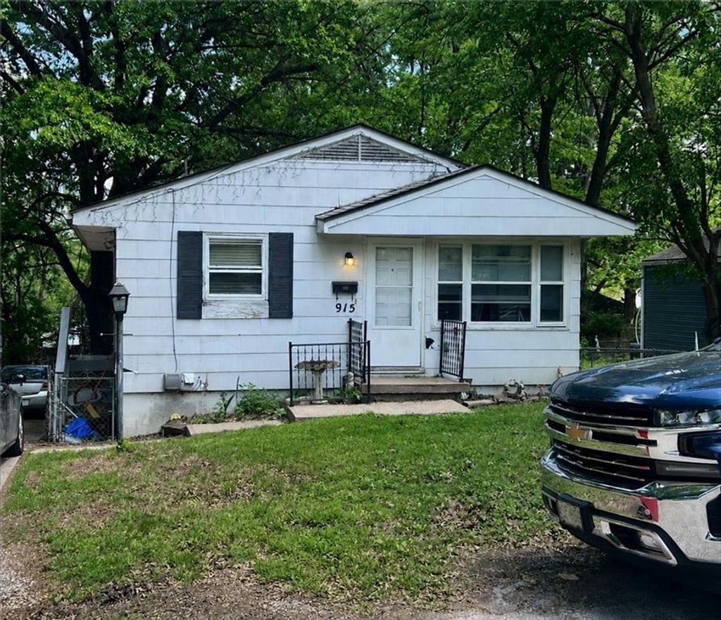 Photo of 915 S Pope Avenue, Independence, MO 64050 (MLS # 2618886)