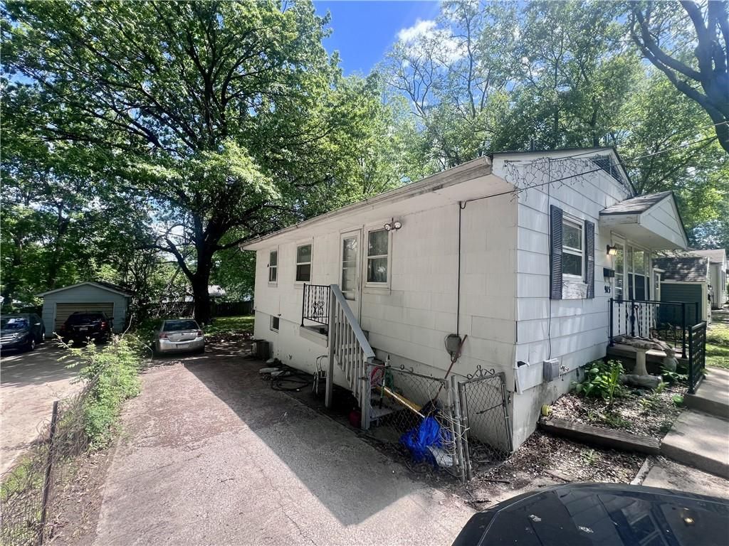 Photo of 915 S Pope Avenue, Independence, MO 64050 (MLS # 2618886)