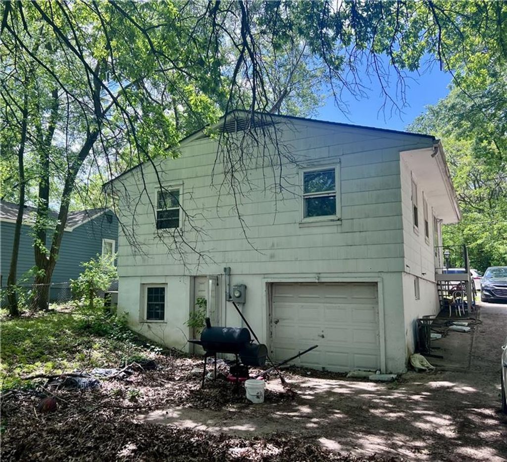Photo of 915 S Pope Avenue, Independence, MO 64050 (MLS # 2618886)