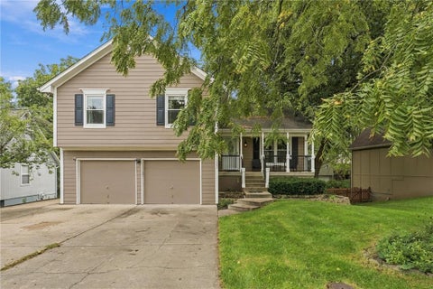 Photo of 1337 NE Foxwood Drive, Lees Summit, MO 64086 (MLS # 2644563)