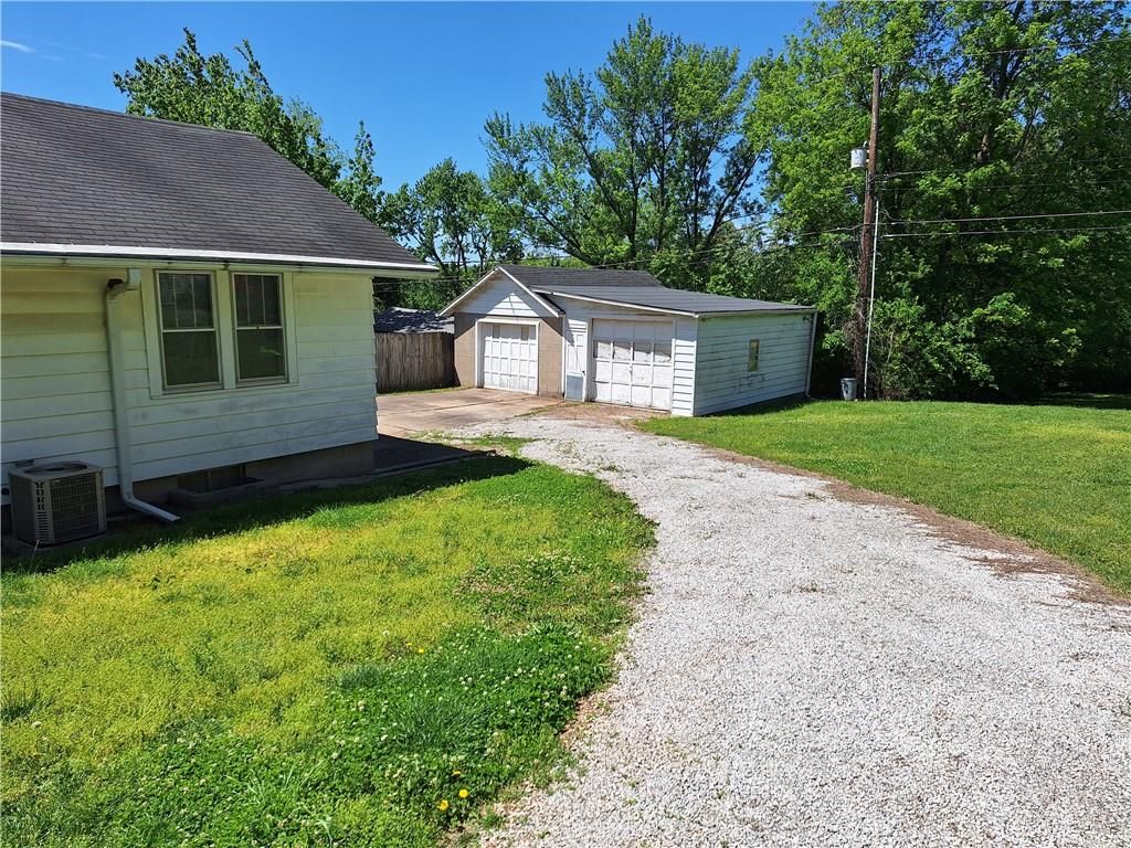 Photo of 210 N Glenwood Avenue, Sugar Creek, MO 64053 (MLS # 2618308)