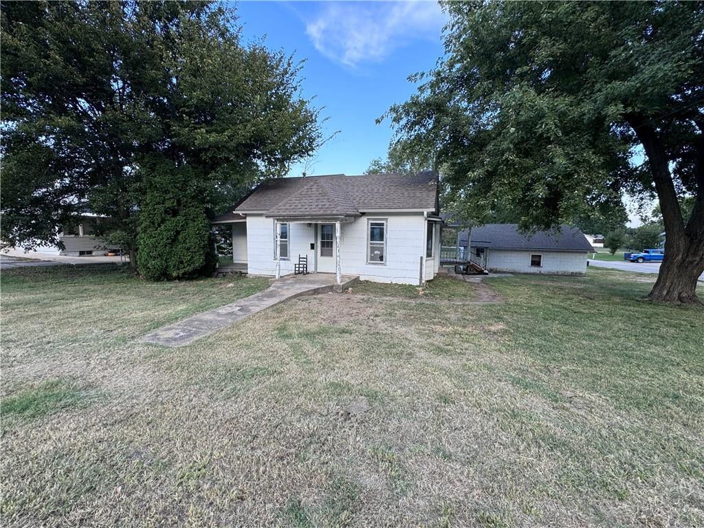 Photo of 202 N Osage Street, Nortonville, KS 66060 (MLS # 2643318)