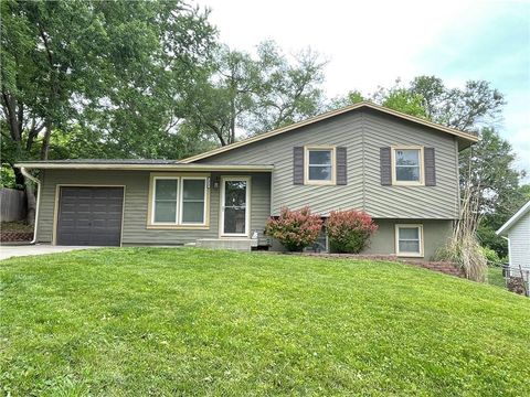 Photo of 212 Jackson Avenue, Liberty, MO 64068 (MLS # 2623222)