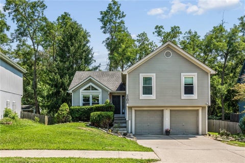 Photo of 1101 NW 72nd Street, Kansas City, MO 64118 (MLS # 2635774)