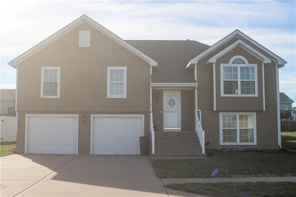 Photo of 1003 Rosewood Drive, Cameron, MO 64429 (MLS # 2607574)