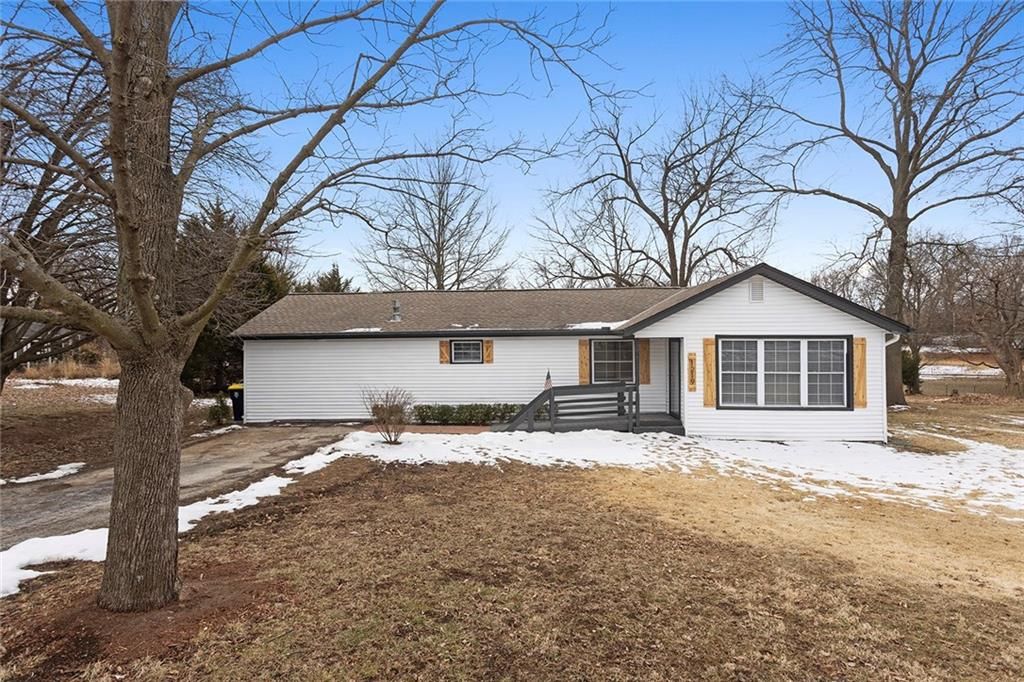 Photo of 1219 NE 88th Street, Kansas City, MO 64155 (MLS # 2599209)