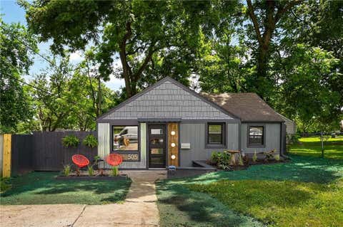 Photo of 505 E 82ND Street, Kansas City, MO 64131 (MLS # 2627801)