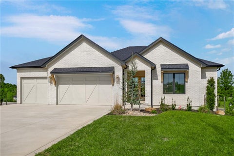 Photo of 1816 NE Lashbrook Circle, Lees Summit, MO 64086 (MLS # 2642751)