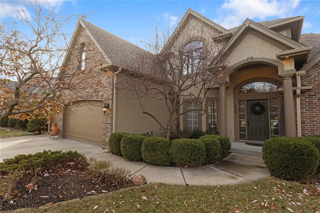 Photo of 7822 N Mattox Avenue, Kansas City, MO 64151 (MLS # 2592477)