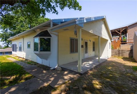 1421 S 18th Street, St Joseph, MO 64507 - #: 2500758