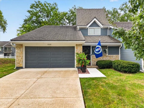 Photo of 253 NE Edgewater Drive, Lees Summit, MO 64064 (MLS # 2642575)