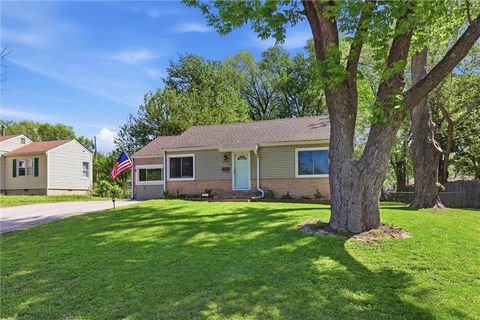 Photo of 8233 Woodward Street, Overland Park, KS 66204 (MLS # 2615221)