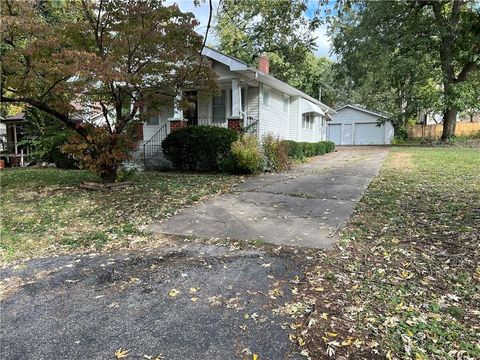 1423 S Hardy Avenue Independence MO 64052