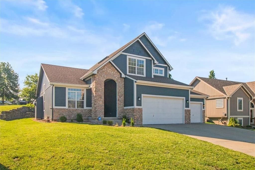 Photo of 1131 Crimson Lane, Liberty, MO 64068 (MLS # 2620503)