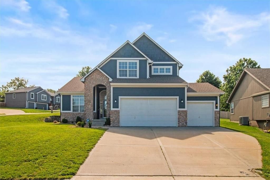 Photo of 1131 Crimson Lane, Liberty, MO 64068 (MLS # 2620503)