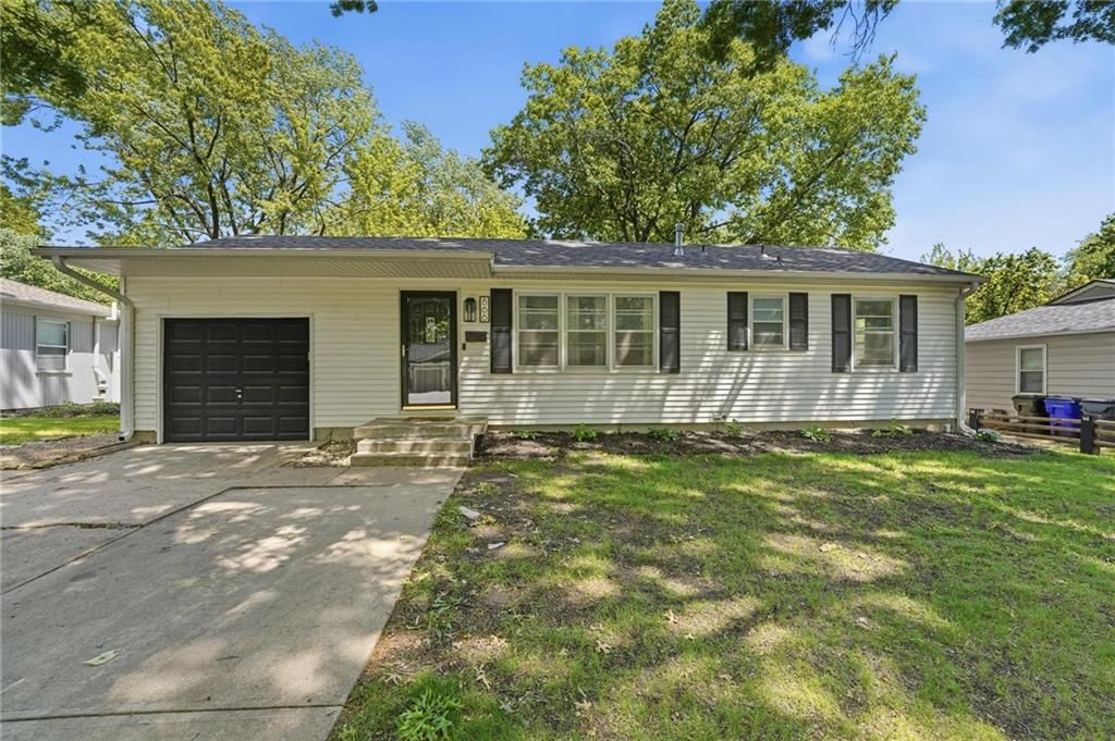 Photo of 866 S Sheridan Circle, Olathe, KS 66061 (MLS # 2618744)