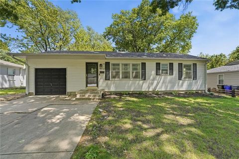 Photo of 866 S Sheridan Circle, Olathe, KS 66061 (MLS # 2618744)