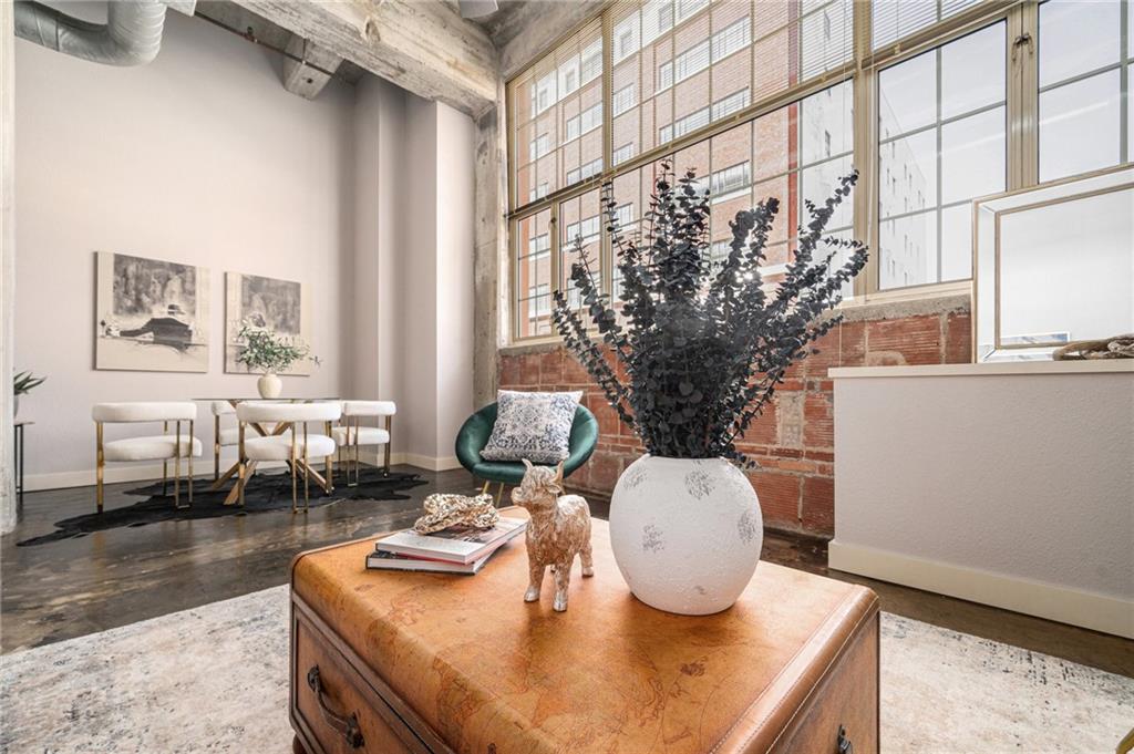 321 W 7th Street 206