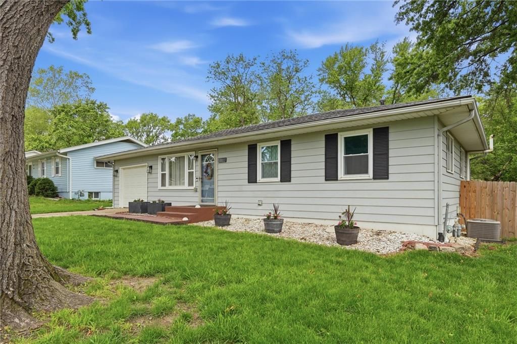 Photo of 1922 Osage Street, Leavenworth, KS 66048 (MLS # 2618995)