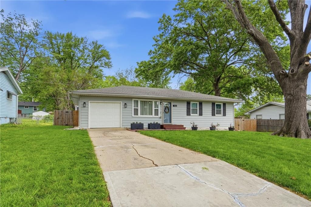 Photo of 1922 Osage Street, Leavenworth, KS 66048 (MLS # 2618995)