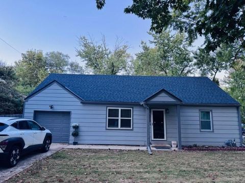 Photo of 510 W 98th Street, Kansas City, MO 64114 (MLS # 2579849)