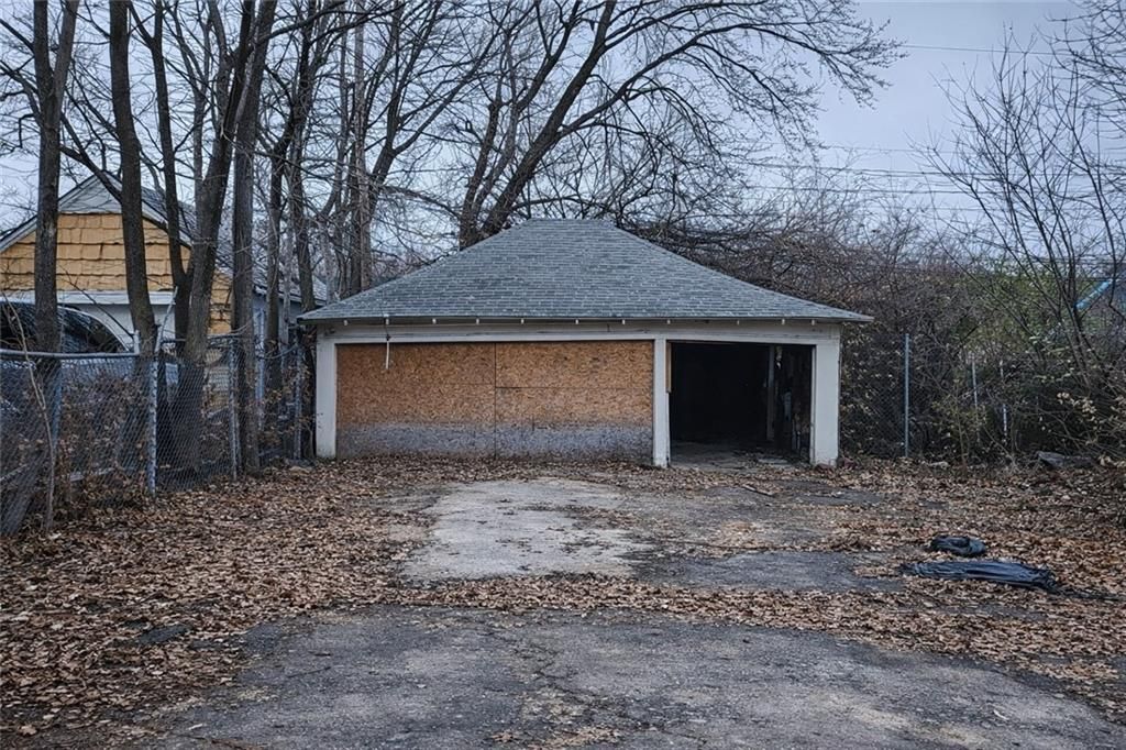 Photo of 1816 E 75th Terrace, Kansas City, MO 64132 (MLS # 2592284)