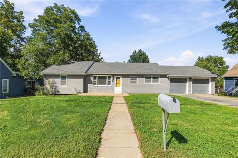 Photo of 512 E Woods Street, Smithville, MO 64089 (MLS # 2643575)