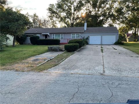 13504 Spruce Avenue, Grandview, MO 64030 - #: 2574977