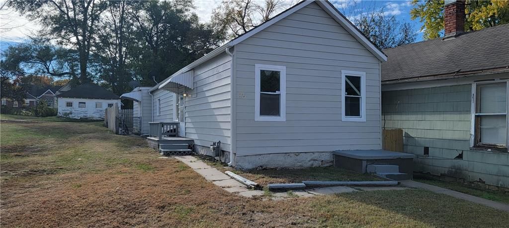 Photo of 711 Pottawatomie Street, Leavenworth, KS 66048 (MLS # 2592096)